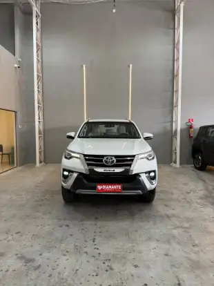 TOYOTA-HILUX SW4-2.8 SRX DIAMOND 4X4 7 LUGARES 16V TURBO INTERCOOLER DIESEL 4P AUTOMÁTICO TOYOTA-HILUX SW4-2019