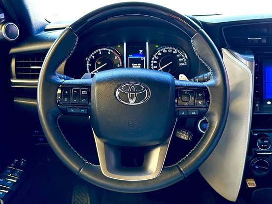 TOYOTA-HILUX SW4-2.8 D-4D TURBO DIESEL DIAMOND 7L 4X4 AUTOMÁTICO TOYOTA-HILUX SW4-2023