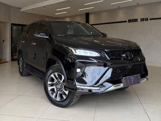 TOYOTA HILUX SW4 2.8 D-4D TURBO DIESEL DIAMOND 7L 4X4 AUTOMÁTICO