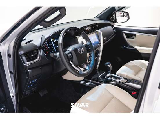 TOYOTA-HILUX SW4-2025