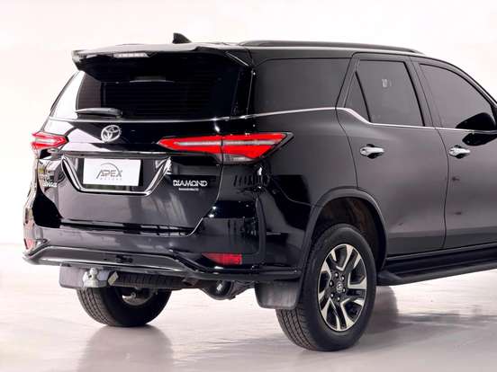 TOYOTA-HILUX SW4-2024