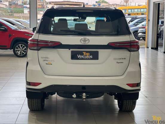 TOYOTA-HILUX SW4-2023