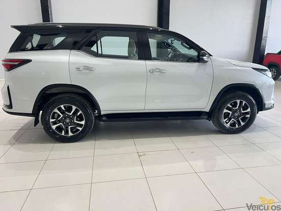TOYOTA-HILUX SW4-2023