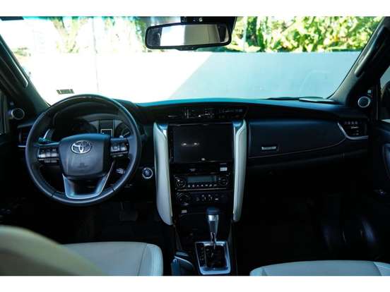 TOYOTA-HILUX SW4-2024