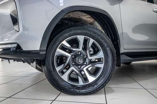 TOYOTA-HILUX SW4-2023