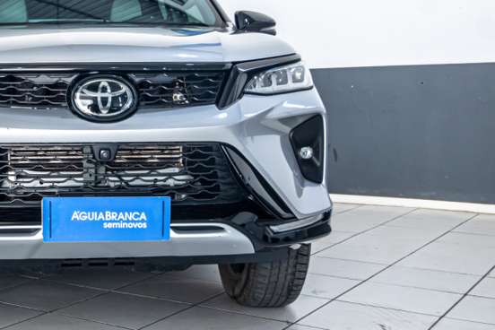 TOYOTA-HILUX SW4-2023