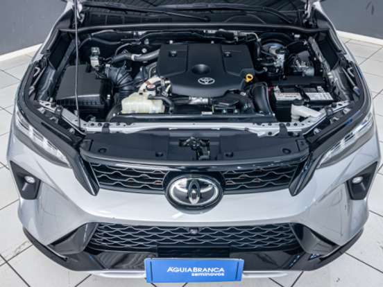 TOYOTA-HILUX SW4-2.8 D-4D TURBO DIESEL DIAMOND 7L 4X4 AUTOMÁTICO TOYOTA-HILUX SW4-2023