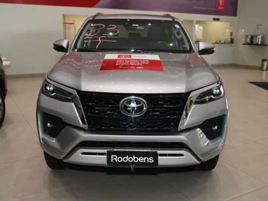 TOYOTA-HILUX SW4-2.8 D-4D TURBO DIESEL SRX 4X4 AUTOMÁTICO TOYOTA-HILUX SW4-2023
