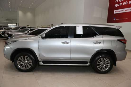 TOYOTA-HILUX SW4-2023