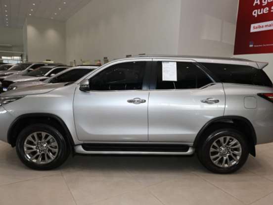 TOYOTA-HILUX SW4-2.8 D-4D TURBO DIESEL SRX 4X4 AUTOMÁTICO TOYOTA-HILUX SW4-2023