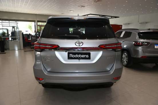 TOYOTA-HILUX SW4-2023