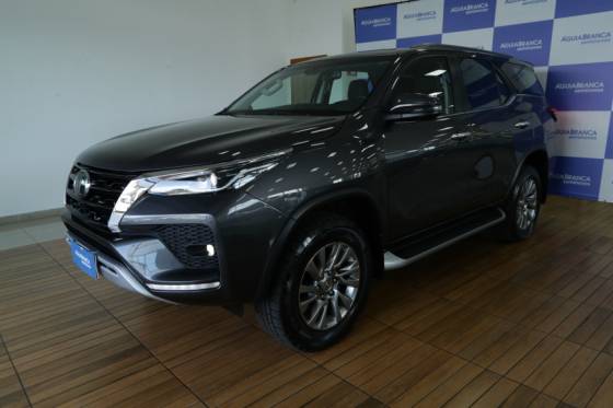 TOYOTA HILUX SW4 2.8 D-4D TURBO DIESEL SRX 4X4 AUTOMÁTICO