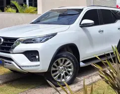 TOYOTA HILUX SW4 2.8 D-4D TURBO DIESEL SRX 7L 4X4 AUTOMÁTICO TOYOTA HILUX SW4 2.8 D-4D TURBO DIESEL SRX 7L 4X4 AUTOMÁTICO