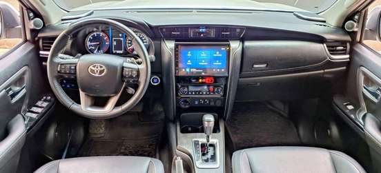 TOYOTA-HILUX SW4-2023