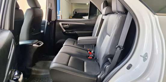 TOYOTA-HILUX SW4-2023
