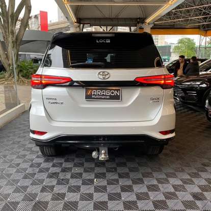TOYOTA-HILUX SW4-2024