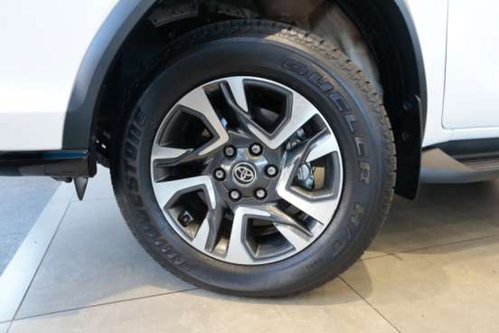 TOYOTA-HILUX SW4-2025