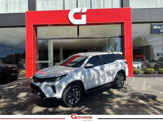 TOYOTA HILUX SW4 2.8 D-4D TURBO DIESEL SRX PLATINUM 4X4 AUTOMÁTICO