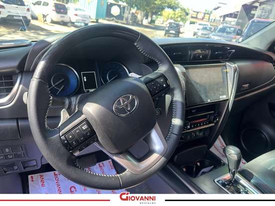 TOYOTA-HILUX SW4-2.8 D-4D TURBO DIESEL SRX PLATINUM 4X4 AUTOMÁTICO TOYOTA-HILUX SW4-2024
