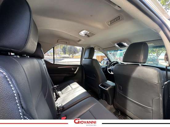 TOYOTA-HILUX SW4-2024