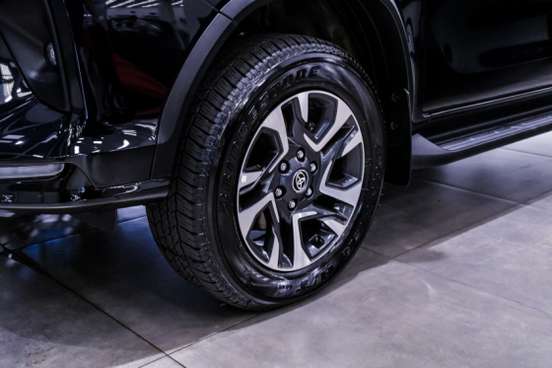 TOYOTA-HILUX SW4-2.8 D-4D TURBO DIESEL SRX PLATINUM 4X4 AUTOMÁTICO TOYOTA-HILUX SW4-2025
