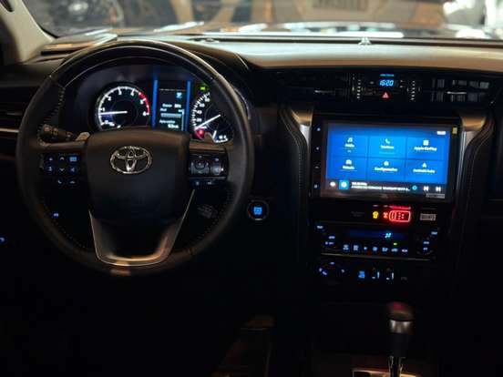 TOYOTA-HILUX SW4-2025