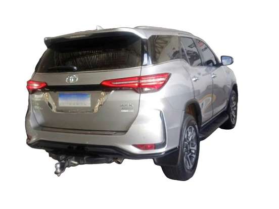 TOYOTA-HILUX SW4-2.8 D-4D TURBO DIESEL SRX PLATINUM 7L 4X4 AUTOMÁTICO TOYOTA-HILUX SW4-2023