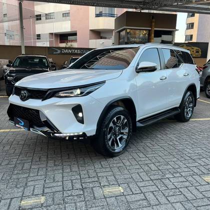 TOYOTA HILUX SW4 2.8 D-4D TURBO DIESEL SRX PLATINUM 7L 4X4 AUTOMÁTICO