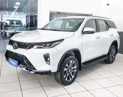 TOYOTA HILUX SW4 2.8 D-4D TURBO DIESEL SRX PLATINUM 7L 4X4 AUTOMÁTICO TOYOTA HILUX SW4 2.8 D-4D TURBO DIESEL SRX PLATINUM 7L 4X4 AUTOMÁTICO