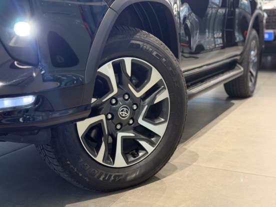 TOYOTA-HILUX SW4-2024