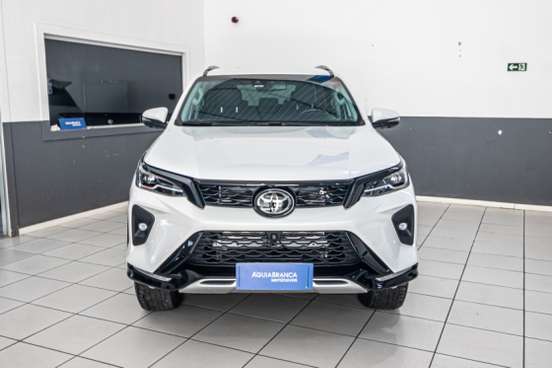 TOYOTA-HILUX SW4-2024