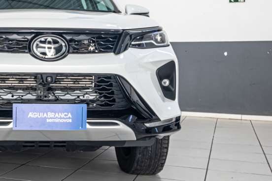 TOYOTA-HILUX SW4-2024