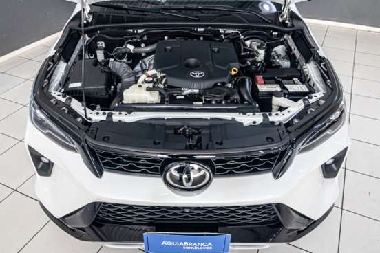 TOYOTA-HILUX SW4-2024