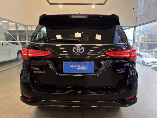 TOYOTA-HILUX SW4-2024