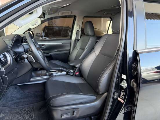 TOYOTA-HILUX SW4-2.8 D-4D TURBO DIESEL SRX PLATINUM 7L 4X4 AUTOMÁTICO TOYOTA-HILUX SW4-2025