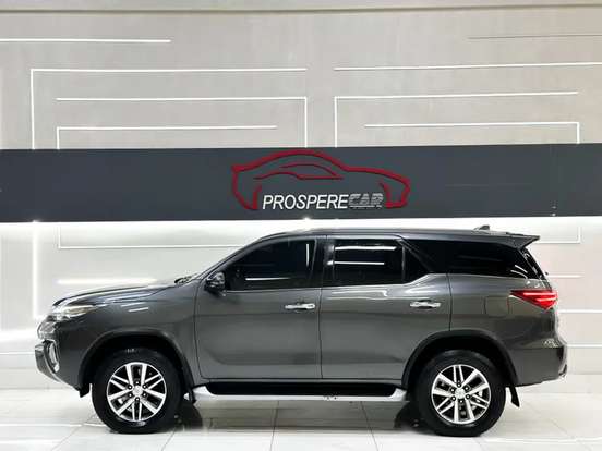 TOYOTA-HILUX SW4-2.8 SRX 4X4 7 LUGARES 16V TURBO INTERCOOLER DIESEL 4P AUTOMÁTICO TOYOTA-HILUX SW4-2019