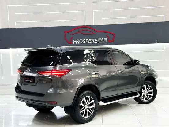 TOYOTA-HILUX SW4-2.8 SRX 4X4 7 LUGARES 16V TURBO INTERCOOLER DIESEL 4P AUTOMÁTICO TOYOTA-HILUX SW4-2019