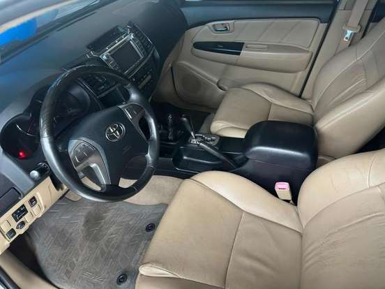 TOYOTA-HILUX SW4-2015