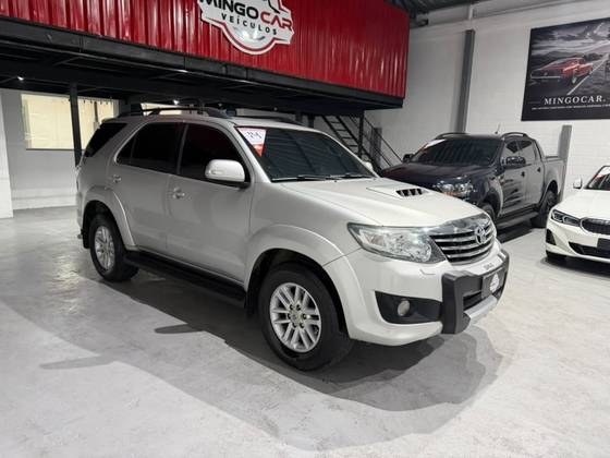 TOYOTA HILUX SW4 3.0 SRV 4X4 7 LUGARES 16V TURBO INTERCOOLER DIESEL 4P AUTOMÁTICO