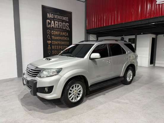 TOYOTA-HILUX SW4-3.0 SRV 4X4 7 LUGARES 16V TURBO INTERCOOLER DIESEL 4P AUTOMÁTICO TOYOTA-HILUX SW4-2014