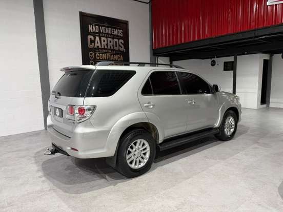 TOYOTA-HILUX SW4-3.0 SRV 4X4 7 LUGARES 16V TURBO INTERCOOLER DIESEL 4P AUTOMÁTICO TOYOTA-HILUX SW4-2014