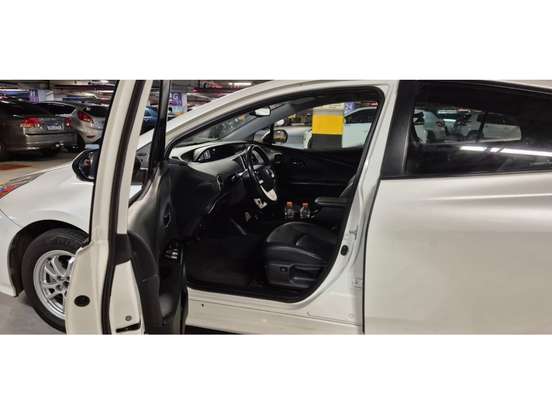 TOYOTA-PRIUS-2017
