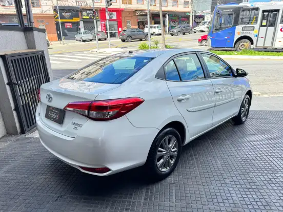 TOYOTA-YARIS-2021