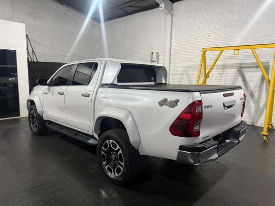 TOYOTA-HILUX-2.8 D-4D TURBO DIESEL CD SRX PLUS 4X4 AUTOMÁTICO TOYOTA-HILUX-2024
