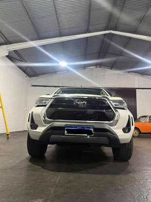 TOYOTA-HILUX-2.8 D-4D TURBO DIESEL CD SRX PLUS 4X4 AUTOMÁTICO TOYOTA-HILUX-2024