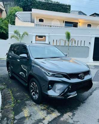 TOYOTA-HILUX SW4-2025