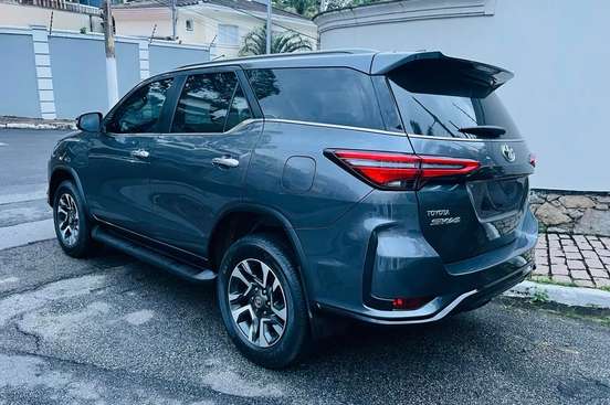 TOYOTA-HILUX SW4-2025