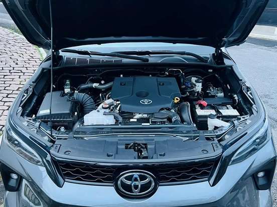 TOYOTA-HILUX SW4-2.8 D-4D TURBO DIESEL SRX PLATINUM 7L 4X4 AUTOMÁTICO TOYOTA-HILUX SW4-2025