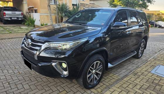 TOYOTA HILUX SW4 2.8 SRX 4X4 7 LUGARES 16V TURBO INTERCOOLER DIESEL 4P AUTOMÁTICO