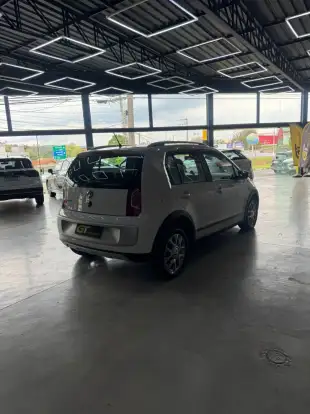 VOLKSWAGEN-CROSS UP-2016